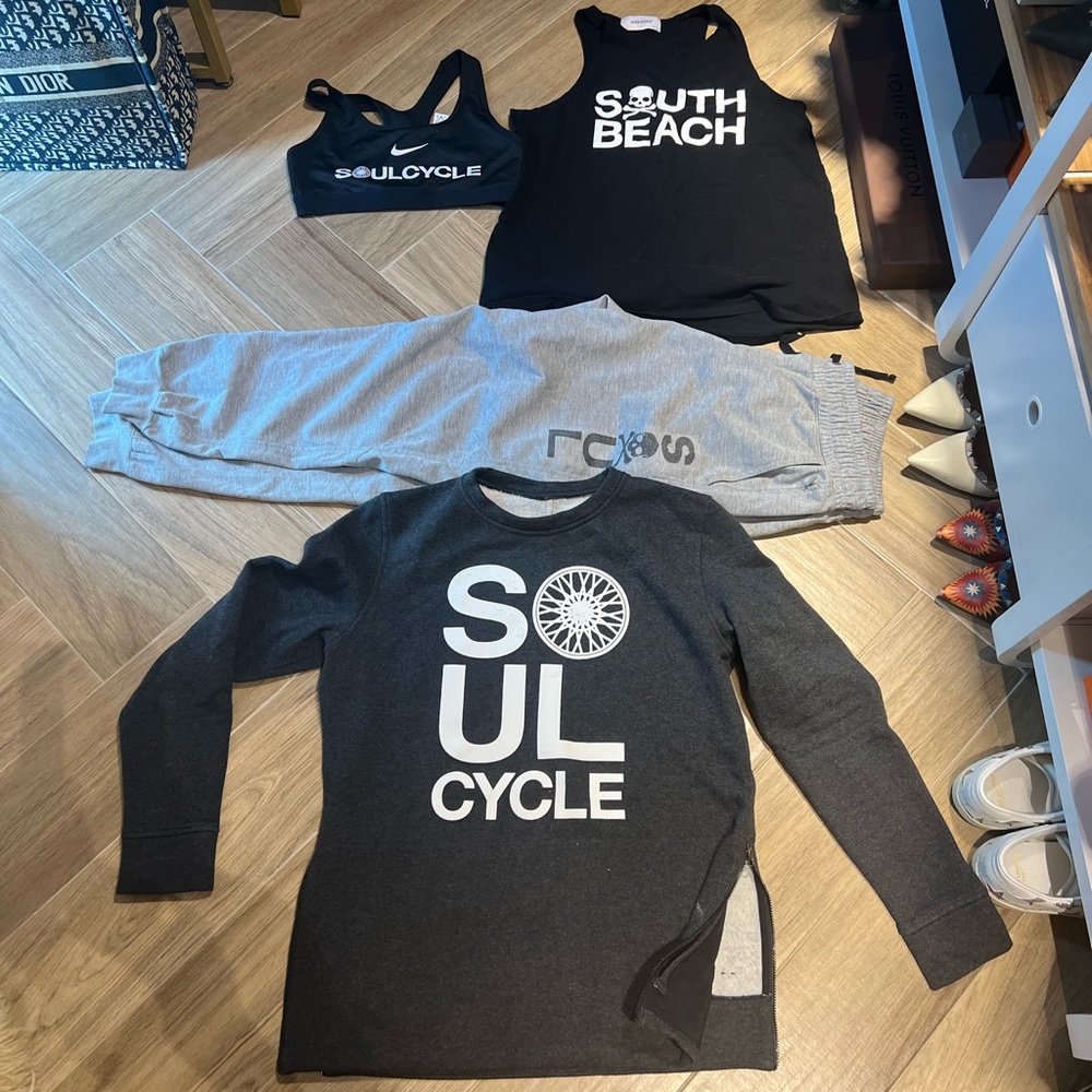 SoulCycle Clothing - Lululemon, 2 sweatshirts, tank, bra and sweatpants - Medium